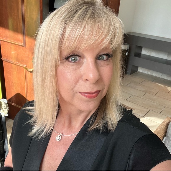 Meet your Posher, Meredith - Picture 2 of 5